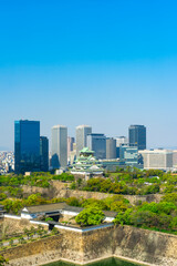 爽やかな初夏の青空と大阪城