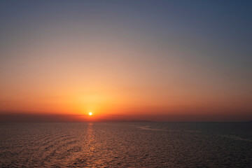 Naklejka premium 水平線から昇る朝日