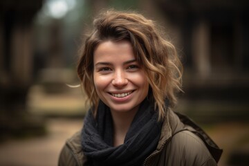 Obraz premium Portrait of a beautiful young woman smiling in the city. Shallow depth of field.