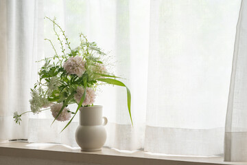 スカビオサの花束と新緑の窓際