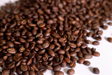 Obraz premium Roasted coffee beans background colombian coffe rought coffee