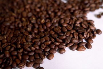 Obraz premium Roasted coffee beans background colombian coffe rought coffee