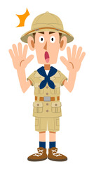 驚く探検家の服を着た男性
