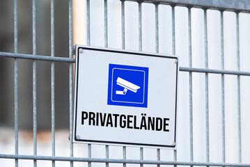 Ein Zaun und Hinweis auf Privatgelände und Videoüberwachung