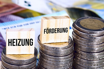 Euro Geldscheine und Münzen und staatliche Förderung für eine neue Heizung