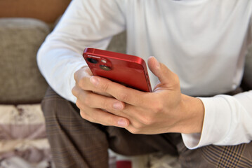 スマホを操作する男性の手