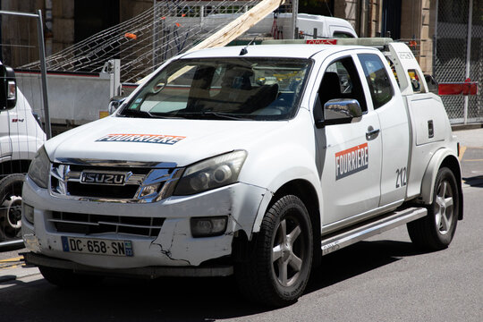 Isuzu logo brand and text sign fourriere french tow truck towing impounded vehicles for traffic violations and illegal parking