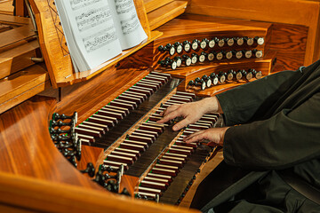 Hände auf der Orgeltastatur, Kloster in Beuron, Deutschland