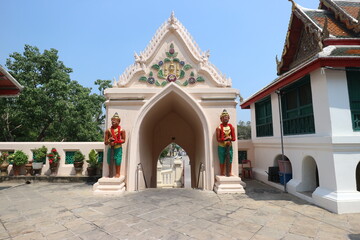 タイ　寺院の門とヤック像