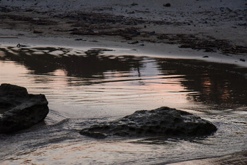 浜辺に映る夕焼け