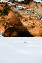 Fototapeta na wymiar Gutmana Cave, cliff, Sigulda, Latvia