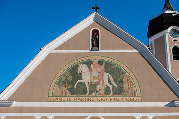Kirchenfrontgemälde: Der hl. Martin teilt den Mantel. Benediktinerkloster, Beuron, Deutschland - obrazy, fototapety, plakaty