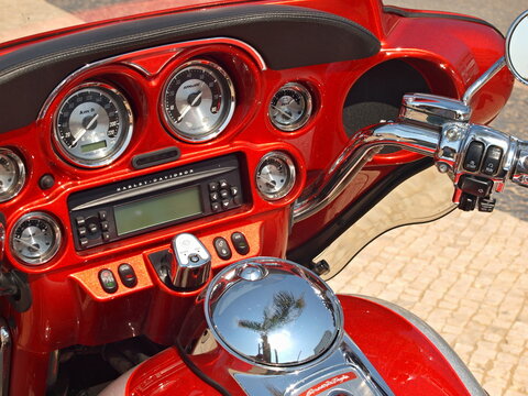 Large dashboard of a heavy Harley Davidson CVO touring machine