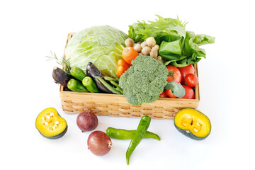新鮮で無農薬、減農薬の緑黄色野菜がかごに盛られている。野菜の宅配イメージ