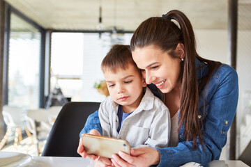 Mutter und Sohn beim Video Call am Smartphone