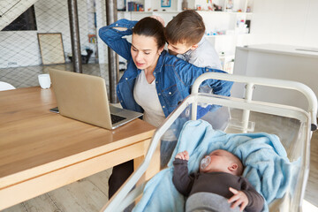 Mutter wird vom Sohn gestört am PC im Homeoffice