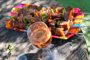  Verre de vin avec des brochettes dans un plat au second plan