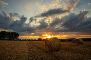 Sonnenuntergang mit Strohballen