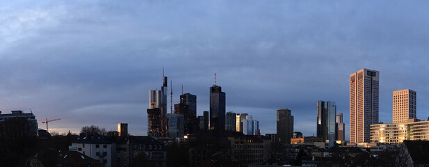 Fototapeta na wymiar Hochhäuser in Frankfurt, morgens