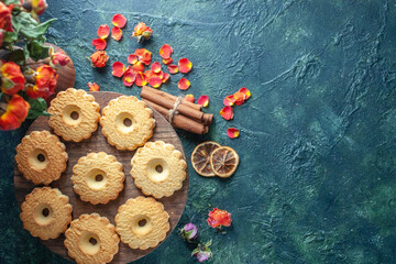 Obraz na płótnie Canvas top view sweet cookies on dark background dessert biscuit sugar sweet break dough tea cake pie flower