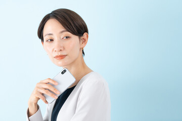 スマホを持つビジネスウーマン