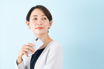 スマホを持つビジネスウーマン
