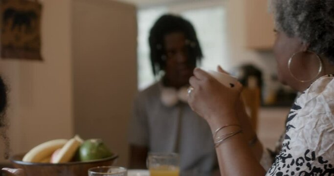 MS Mother and children (10-11, 16-17) eating breakfast / Birmingham, UK