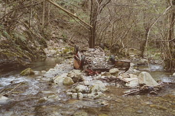 Rottame di automobile incidentata, ribaltata dentro un torrente montano Piemonte, Italia
