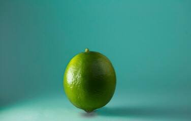 Limão, fruta tropical perfeita para sucos, bebidas e temperos  - obrazy, fototapety, plakaty