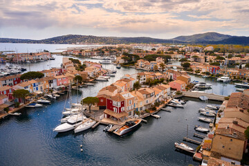 Der Hafen von Port Grimaud an der Côte d’Azur, Frankreich. 