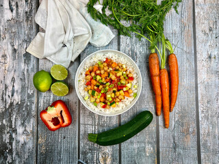 Chinesisches Gemüse süßsauer mit Zucchini, Paprika, Karotten und Kichererbsen