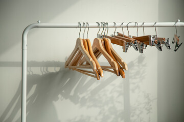 옷걸이장에 걸려있는 옷걸이