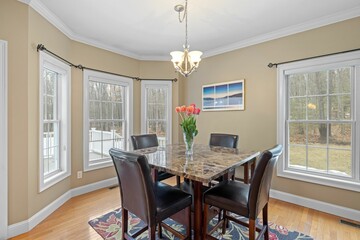 Dining room with a table and leather chairs with marble top