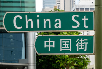 Obraz premium Street sign in English and Chinese in downtown Singapore