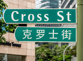 Obraz premium Street sign in English and Chinese in downtown Singapore