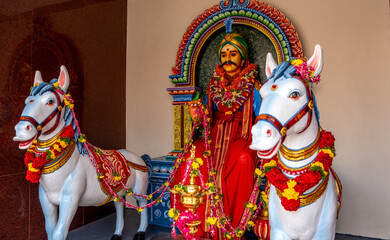 Obraz premium Colorful statues at a landmark Hindu temple in Singapore
