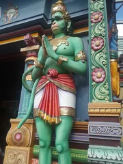 Zelfklevend Fotobehang Historisch monument Statue of a green mythical creature at the entrance of the historic Sri Srinivasa Perumal Temple