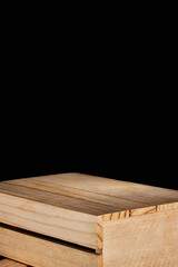 caja de madera clásica en fondo negro como base ideal para exhibir productos cosméticos, alimenticios y otros / classic wooden box on a black background as an ideal base for displaying cosmetic, food 