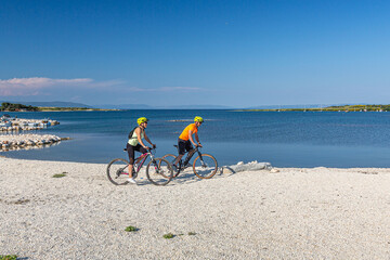 Croatia, Istria, Liznjan, happy couple on a seaside biketour - obrazy, fototapety, plakaty