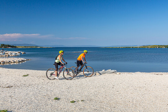 Croatia, Istria, Liznjan, happy couple on a seaside biketour