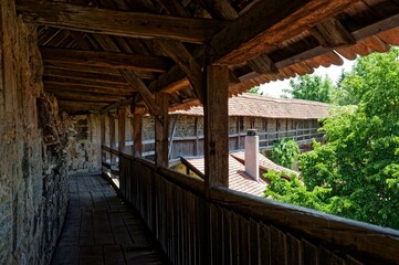 Obraz premium Of Rothenburg ob der Tauber town through old wooden window frames