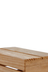 caja de madera clásica clara en fondo blanco como base ideal para exhibir productos cosméticos, alimenticios y otros / light classic wooden box on a white background as an ideal base for displaying co