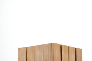 caja de madera clásica clara en fondo blanco como base ideal para exhibir productos cosméticos, alimenticios y otros / light classic wooden box on a white background as an ideal base for displaying co