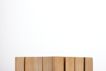 caja de madera clásica clara en fondo blanco como base ideal para exhibir productos cosméticos, alimenticios y otros / light classic wooden box on a white background as an ideal base for displaying co