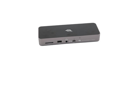 immagine editoriale illustrativa di periferica dock protocollo Thunderbolt 4 di OWC su sfondo trasparente, vista anteriore