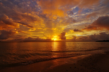 沖縄県小浜島　トゥマールビーチの美しい朝日