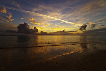 沖縄県小浜島　トゥマールビーチの美しい朝焼けと砂浜