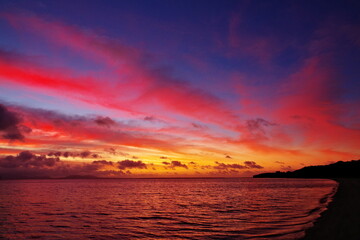 沖縄県小浜島　トゥマールビーチの美しい朝焼け