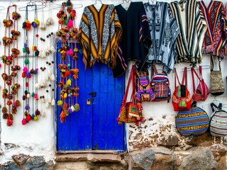 Sale of clothes handmade by the inhabitants of the town of Pisac. - obrazy, fototapety, plakaty