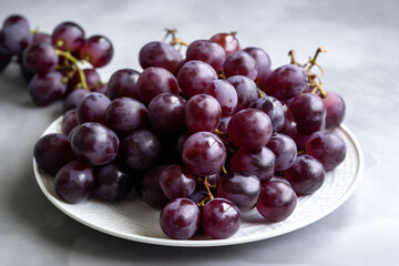 Fototapeta premium Gros plan sur une grappe de raisins noirs » IA générative